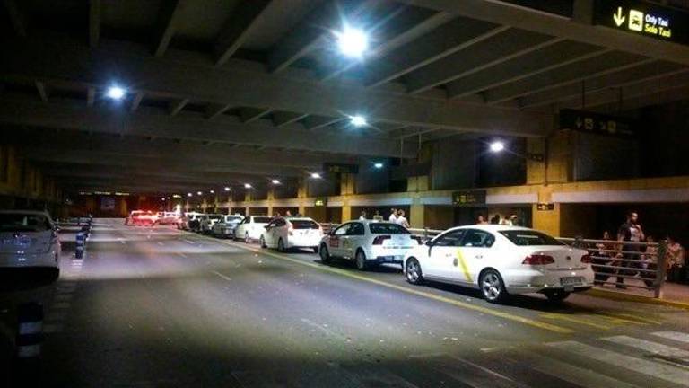 Investigan al gremio del taxi del aeropuerto de Sevilla por organización criminal Investigan al gremio del taxi del aeropuerto de Sevilla por organización criminal