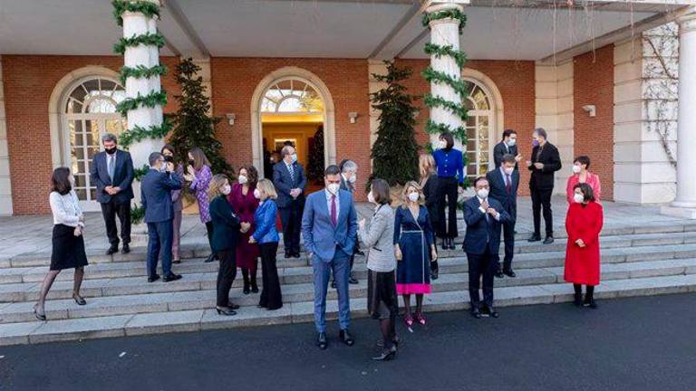 El Gobierno se aplica una subida salarial del 4%, por encima de diputados y funcionarios El Gobierno se aplica una subida salarial del 4%, por encima de diputados y funcionarios