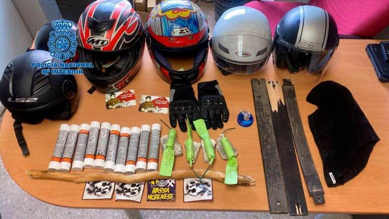 Incautan palos, cascos y petardos con piedras acopladas a ultras del Sevilla FC Incautan palos, cascos y petardos con piedras acopladas a ultras del Sevilla FC
