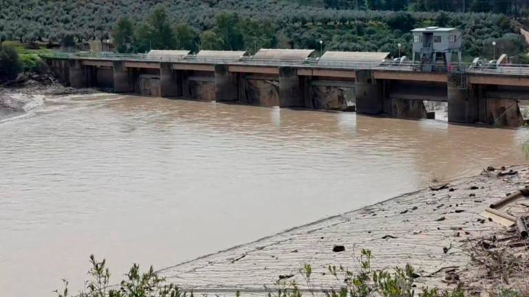 Así salta el Guadalquivir en la presa hidroeléctrica de Marmolejo Así salta el Guadalquivir en la presa hidroeléctrica de Marmolejo