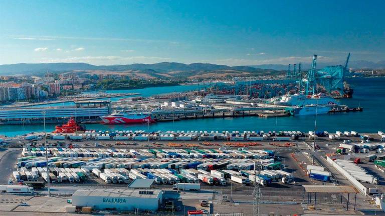 Hallan el cadáver de una mujer magrebí en el maletero de un coche en el Puerto de Algeciras Hallan el cadáver de una mujer magrebí en el maletero de un coche en el Puerto de Algeciras