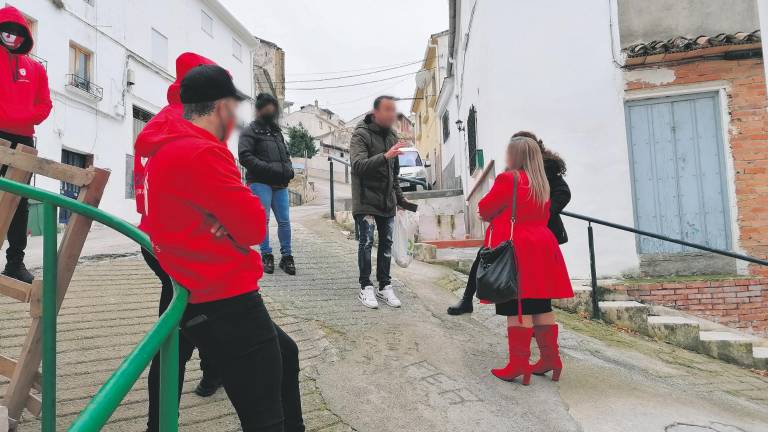 Un desalojo por las buenas a las afueras de Castillo de Locubín Un desalojo por las buenas a las afueras de Castillo de Locubín