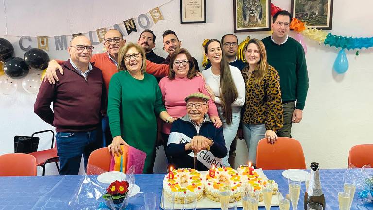 Nicolás Castro festeja un siglo de vida rodeado de su familia Nicolás Castro festeja un siglo de vida rodeado de su familia