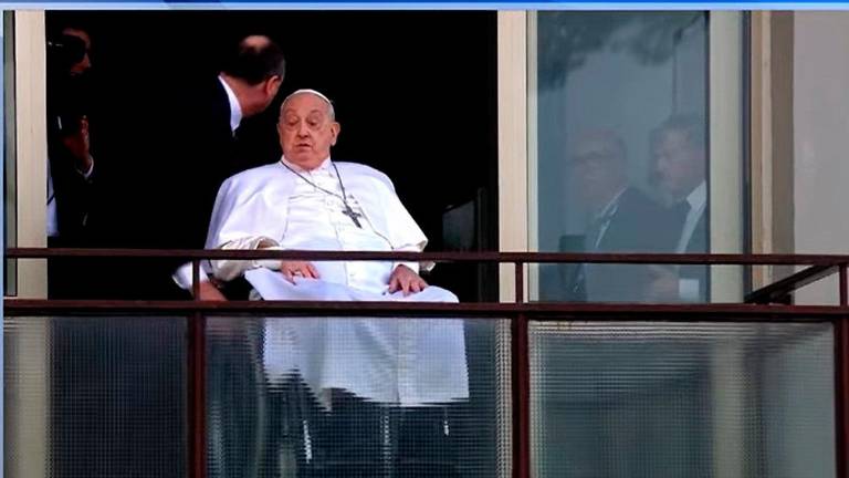 El Papa reaparece tras más de un mes ingresado: “Gracias a todos” El Papa reaparece tras más de un mes ingresado: “Gracias a todos”