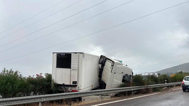 Vuelca un camión en la A-316, a su paso por Jaén, tras reventar una rueda Vuelca un camión en la A-316, a su paso por Jaén, tras reventar una rueda