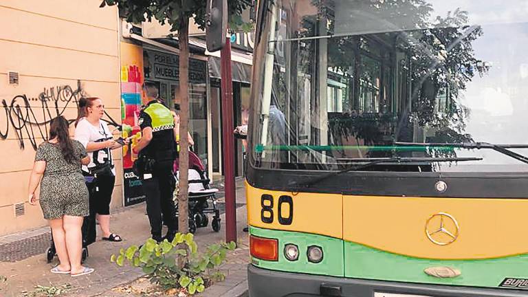 Quince adultos y una niña atrapados en un autobús