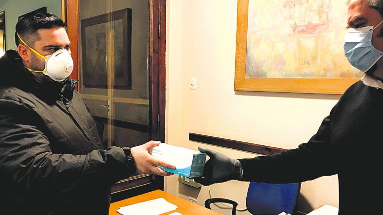 El Consistorio da mascarillas a más de 400 empresas El Consistorio da mascarillas a más de 400 empresas