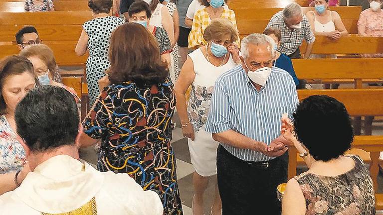 Los fieles de Lahiguera acuden al templo de abajo para celebrar a su copatrón