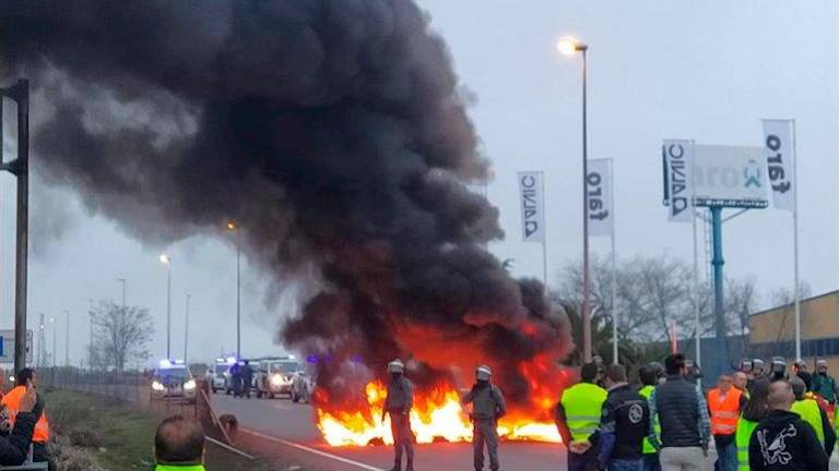 Los daños en la A-4 por las protestas se cifran en cerca de 120.000 euros Los daños en la A-4 por las protestas se cifran en cerca de 120.000 euros