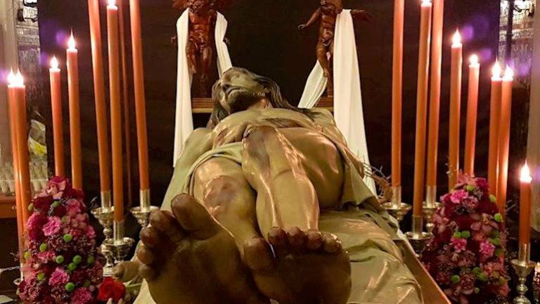 La Cofradía del Cristo Yacente de Jaén hace una donación a Cáritas La Cofradía del Cristo Yacente de Jaén hace una donación a Cáritas