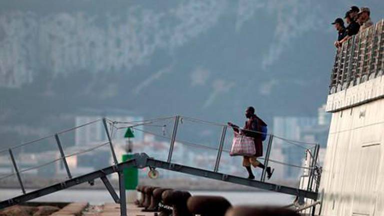 El buque llega con los 15 migrantes del Open Arms El buque llega con los 15 migrantes del Open Arms