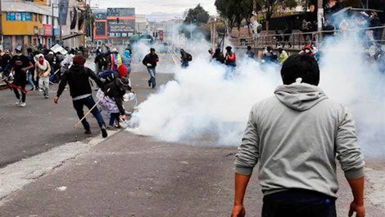 Policías e indígenas se enfrenta en Ecuador Policías e indígenas se enfrenta en Ecuador