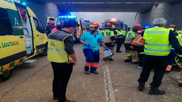 Muere una temporera y heridas otras 25 tras el vuelco de un autobús en Almonte Muere una temporera y heridas otras 25 tras el vuelco de un autobús en Almonte