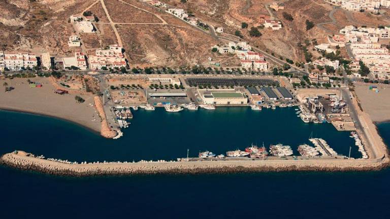 Arden cuatro barcos en el puerto de Carboneras sin causar daños personales Arden cuatro barcos en el puerto de Carboneras sin causar daños personales