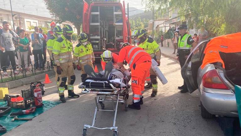 Tres heridos al caer su coche por un terraplén en Úbeda Tres heridos al caer su coche por un terraplén en Úbeda