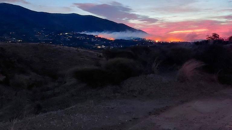 Un incendio en Mijas obliga a desalojar a un centenar de vecinos Un incendio en Mijas obliga a desalojar a un centenar de vecinos