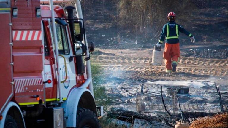 Un herido en el incendio de chabolas en un polígono de Palos de la Frontera Un herido en el incendio de chabolas en un polígono de Palos de la Frontera