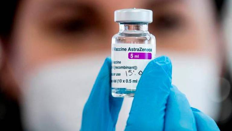 Sanidad achaca a un problema de comunicación la creencia de que se puede elegir entre AstraZeneca y Pfizer Sanidad achaca a un problema de comunicación la creencia de que se puede elegir entre AstraZeneca y Pfizer