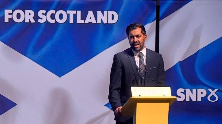 El ministro principal de Escocia dimite tras la ruptura de la coalición de Gobierno