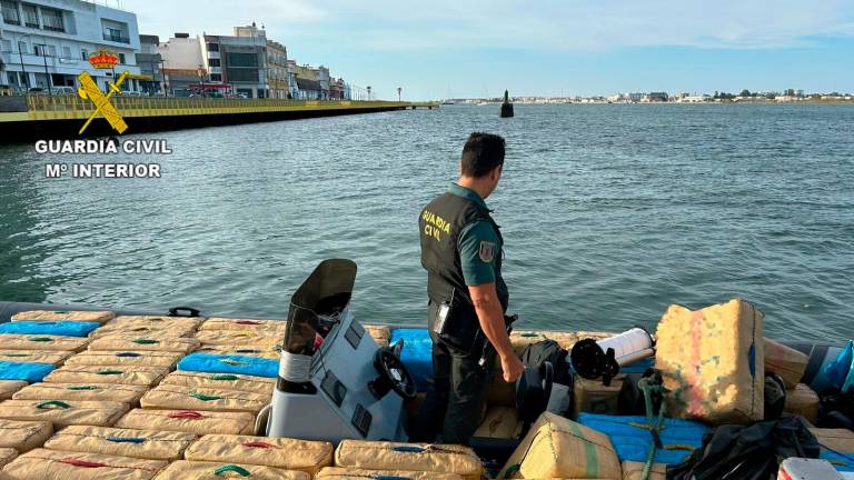 Intervienen en aguas de Ayamonte una narcolancha con más de cien fardos de hachís Intervienen en aguas de Ayamonte una narcolancha con más de cien fardos de hachís