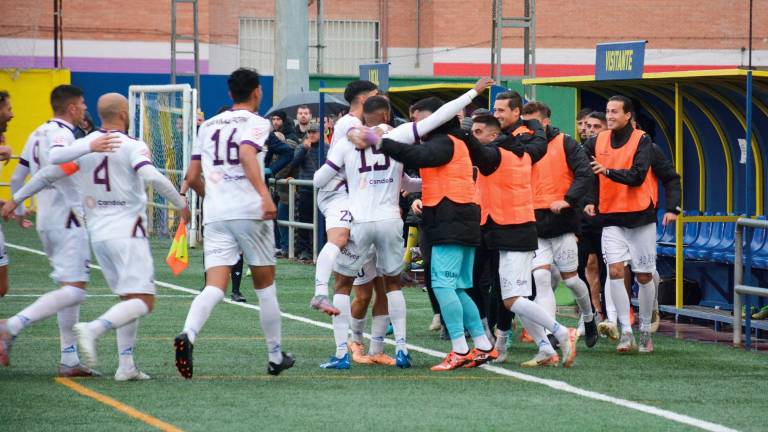 El Real Jaén busca ganar al Huétor Vega para meter más presión al líder Torremolinos El Real Jaén busca ganar al Huétor Vega para meter más presión al líder Torremolinos