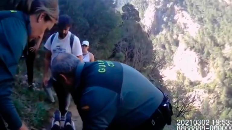 Vean el rescate de una senderista en la Cascada de la Osera, en la Sierra de Las Villas
