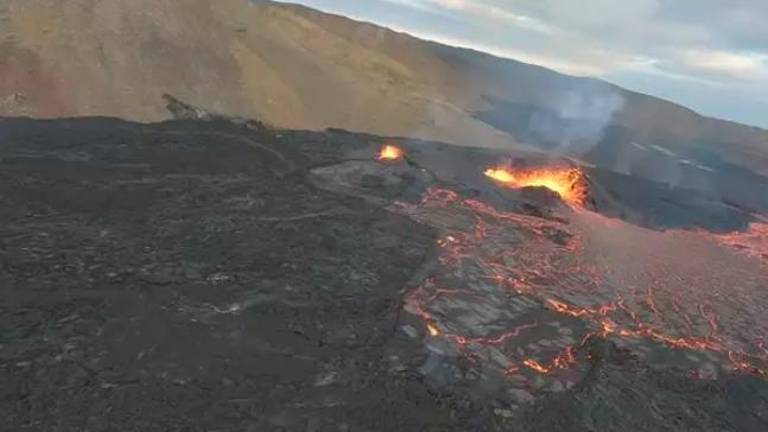 El alucinante vuelo a vista de dron sobre un volcán islandés El alucinante vuelo a vista de dron sobre un volcán islandés