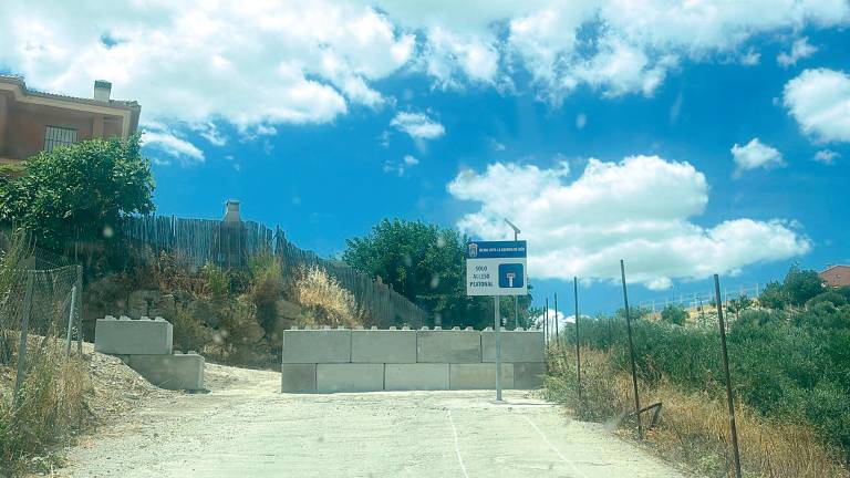 Un muro levantado por La Guardia impide el acceso a La Manseguilla Un muro levantado por La Guardia impide el acceso a La Manseguilla