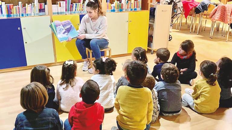 La biblioteca acerca los cuentos a los niños La biblioteca acerca los cuentos a los niños