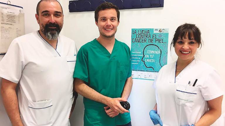 Un médico revisará lunares y manchas Un médico revisará lunares y manchas