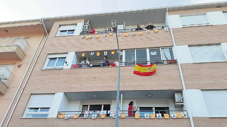 Vecinos promueven un bingo del confinamiento Vecinos promueven un bingo del confinamiento
