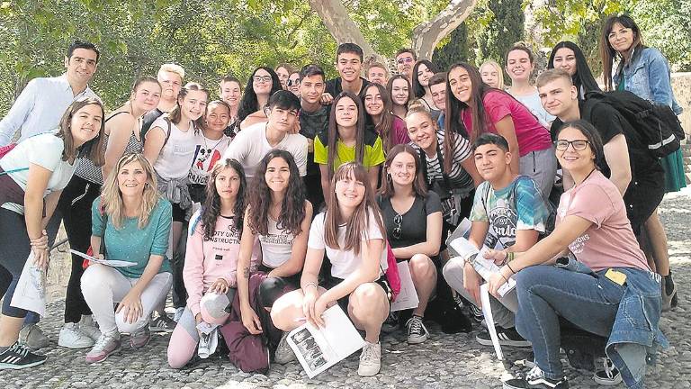 Una juventud hermanada también por la educación Una juventud hermanada también por la educación