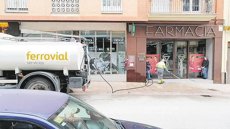 Sin descanso en las labores de limpieza y desinfección Sin descanso en las labores de limpieza y desinfección