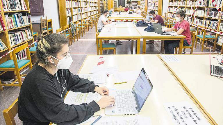 La biblioteca municipal abre sus salas de estudio