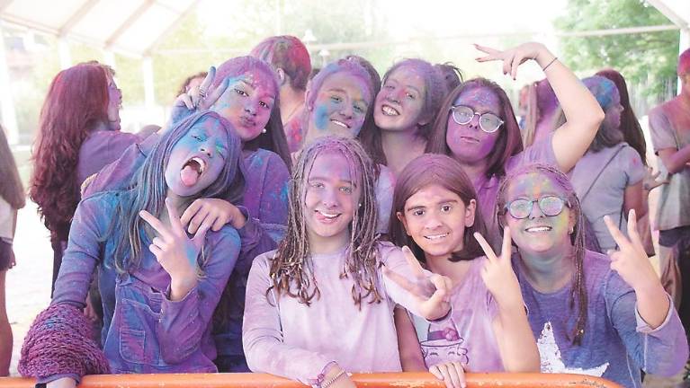 Fiesta, colores y música en la actividad programada en el Verano Joven 2019 Fiesta, colores y música en la actividad programada en el Verano Joven 2019