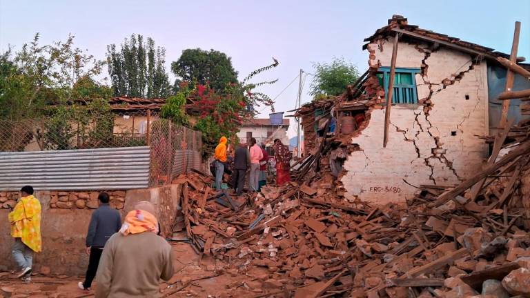 Al menos 128 muertos en un terremoto de magnitud 6,4 en Nepal Al menos 128 muertos en un terremoto de magnitud 6,4 en Nepal