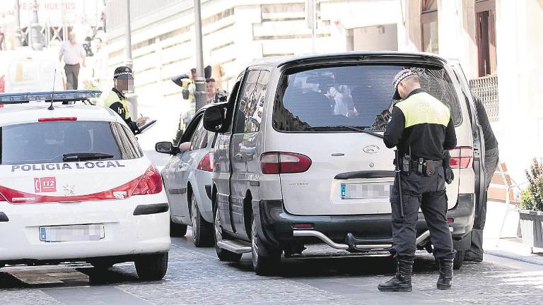 Una veintena de multas por circular en la zona peatonal