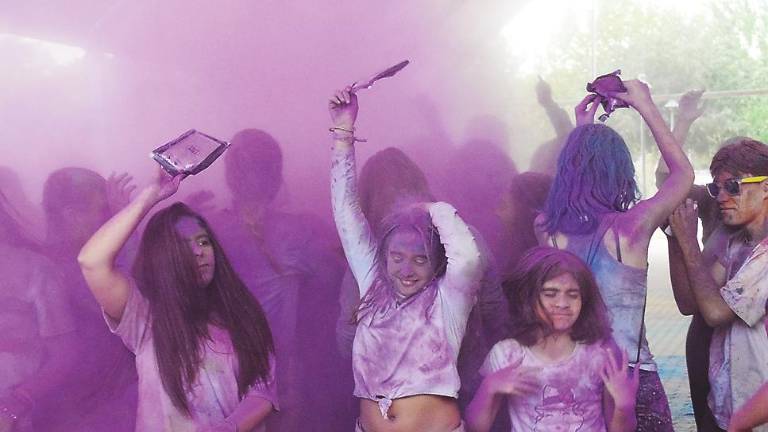 Fiesta, colores y música en la actividad programada en el Verano Joven 2019 Fiesta, colores y música en la actividad programada en el Verano Joven 2019