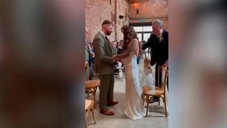 Carrie no podía andar, pero lo ha conseguido ¡el día de su boda! Carrie no podía andar, pero lo ha conseguido ¡el día de su boda!