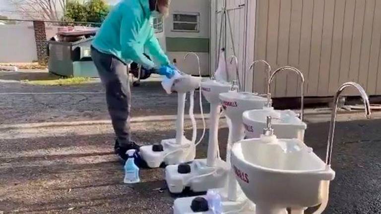 Colocan lavabos portátiles por Atlanta para que las personas sin hogar se puedan desinfectar las manos Colocan lavabos portátiles por Atlanta para que las personas sin hogar se puedan desinfectar las manos