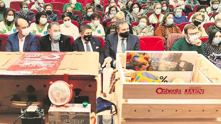 Ochentañeras con su periódico Ochentañeras con su periódico