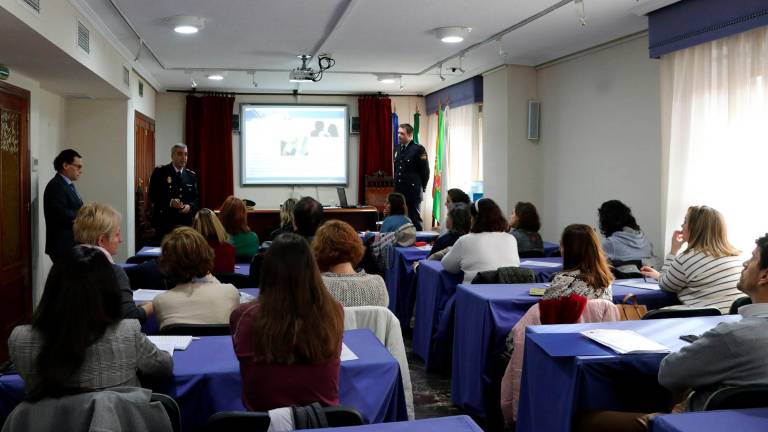 Sanitarios aprenden a protegerse y agentes de Policía, a usar un desfibrilador Sanitarios aprenden a protegerse y agentes de Policía, a usar un desfibrilador
