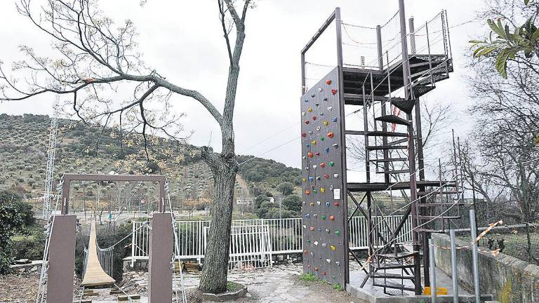La tirolina que parte desde el Ayuntamiento de Frailes La tirolina que parte desde el Ayuntamiento de Frailes