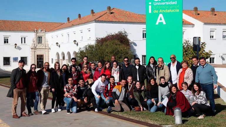 La UNIA coordina el primer máster universitario dual en Transformación Digital La UNIA coordina el primer máster universitario dual en Transformación Digital