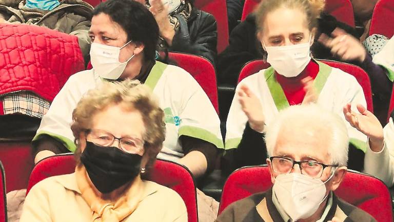 Ochentañeras con su periódico Ochentañeras con su periódico