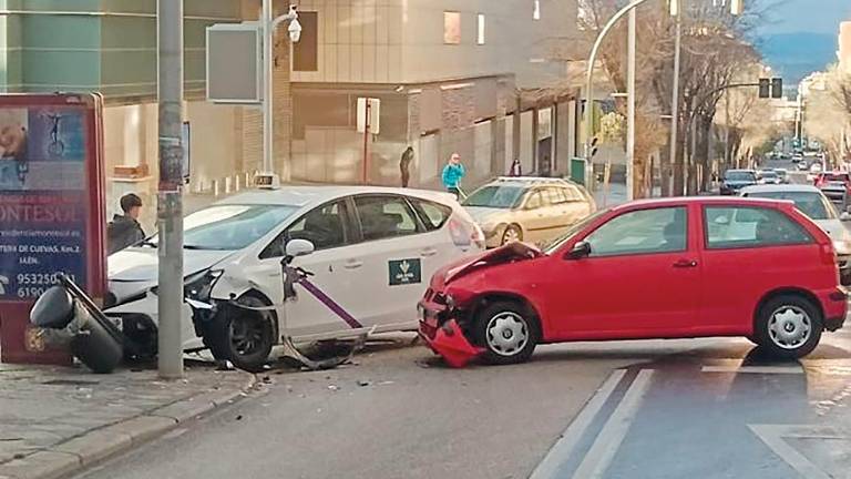 Aparatosa colisión entre dos coches en Jaén Aparatosa colisión entre dos coches en Jaén