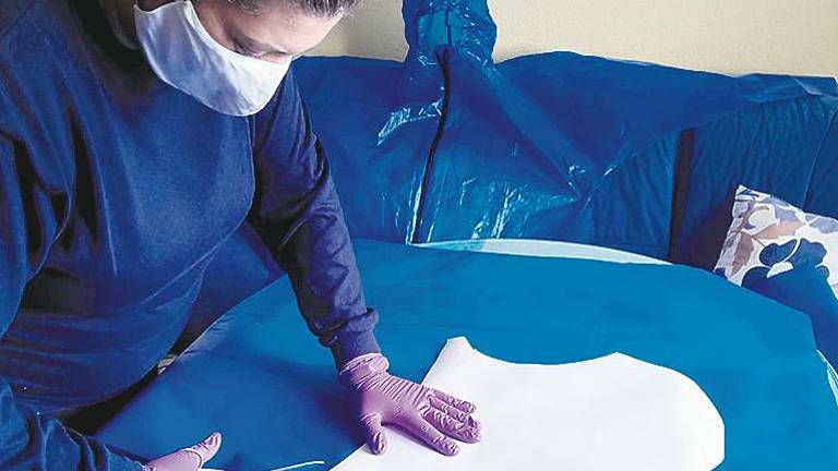 Mujeres a los mandos de sus máquinas para coser equipos Mujeres a los mandos de sus máquinas para coser equipos