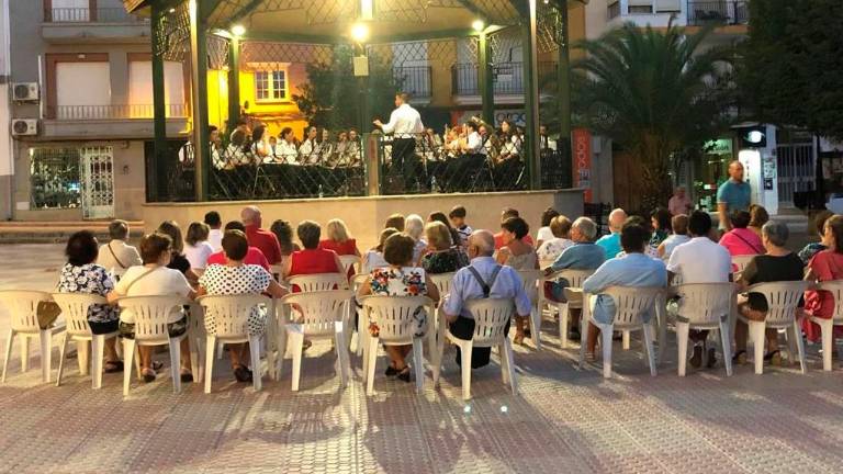 La música despliega su encanto en la noche La música despliega su encanto en la noche