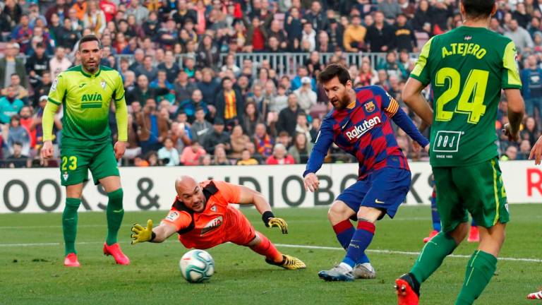 Messi coloca líder al Barcelona antes del clásico en una semana decisiva