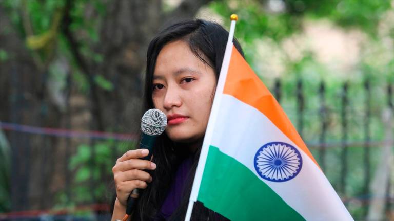 Una turba viola a dos mujeres y las obliga a caminar desnudas por la calle en la India Una turba viola a dos mujeres y las obliga a caminar desnudas por la calle en la India